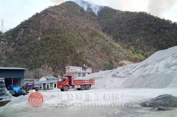 1212型液壓對(duì)輥破碎機(jī)重慶巫溪縣安裝現(xiàn)場 